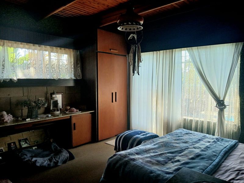 Spacious Entertainer’s Dream Just Minutes from Town – Ideal Family Home or Smart Investment! - Photo 7