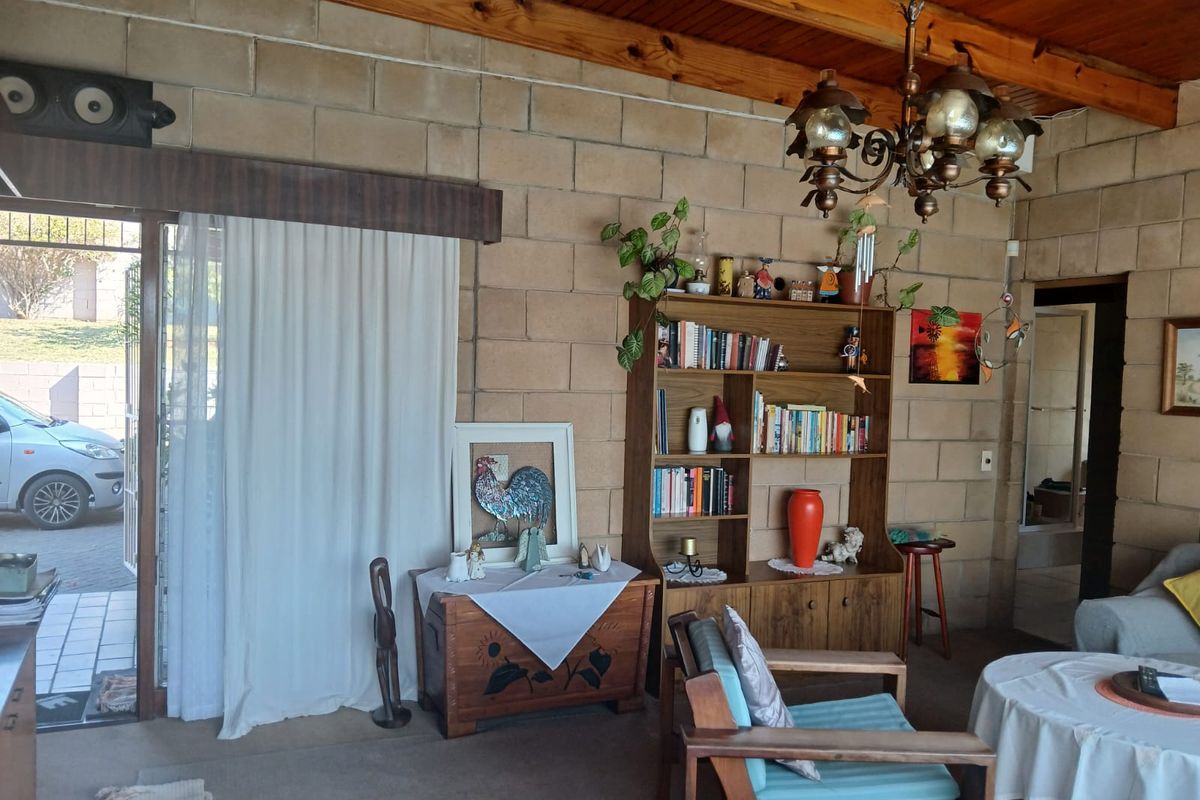 Spacious Entertainer’s Dream Just Minutes from Town – Ideal Family Home or Smart Investment! - Photo 5