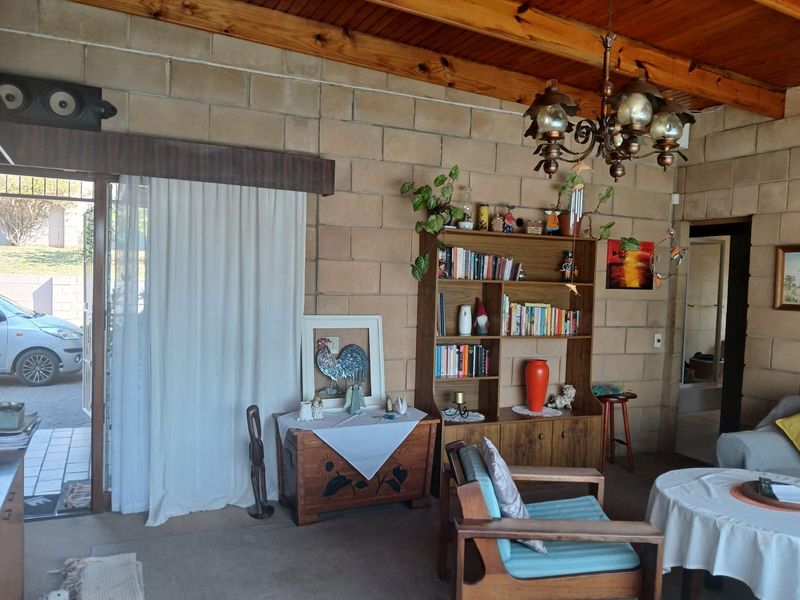 Spacious Entertainer’s Dream Just Minutes from Town – Ideal Family Home or Smart Investment! - Photo 5