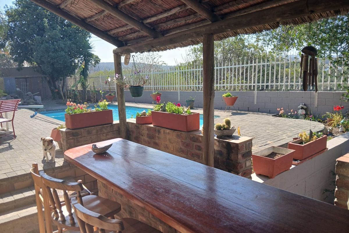 Spacious Entertainer’s Dream Just Minutes from Town – Ideal Family Home or Smart Investment! - Photo 2