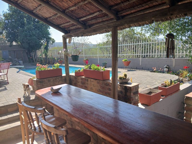 Spacious Entertainer’s Dream Just Minutes from Town – Ideal Family Home or Smart Investment! - Photo 2