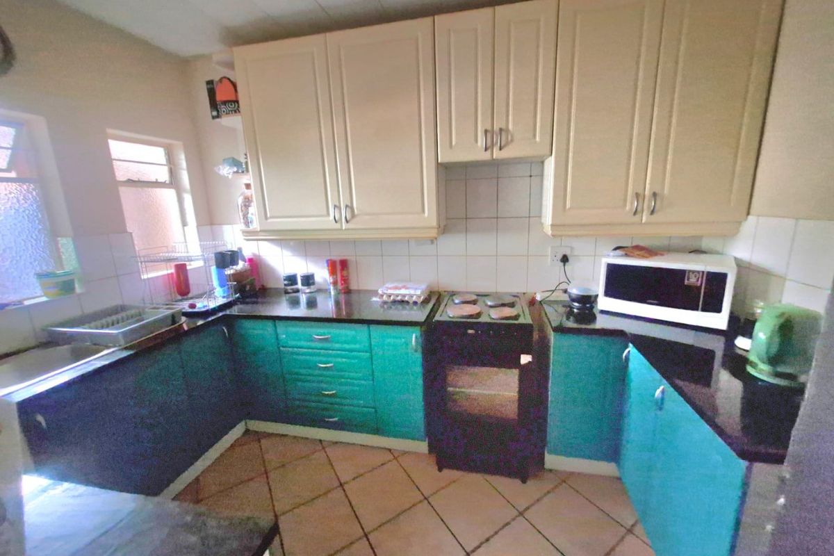 Charming Family Townhouse in Sinoville - Photo 4