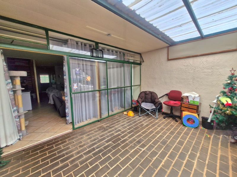 Charming Family Townhouse in Sinoville - Photo 9