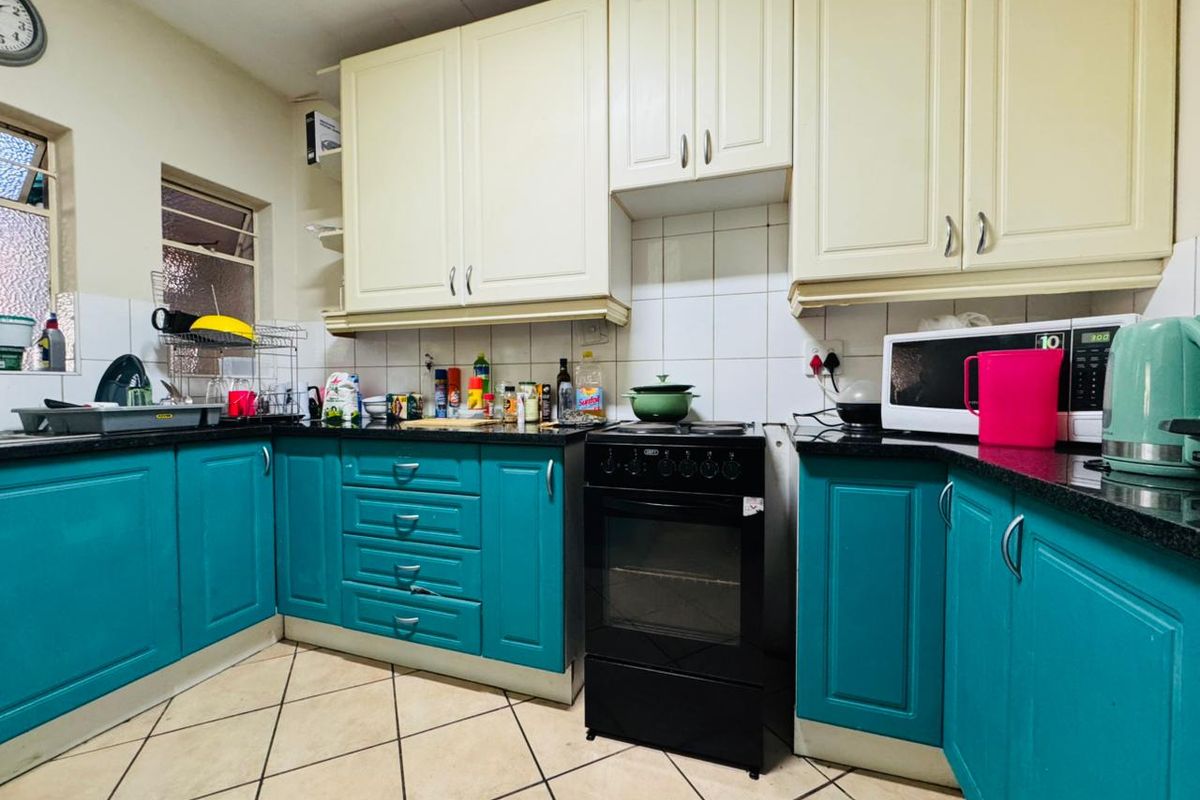 Charming Family Townhouse in Sinoville - Photo 3