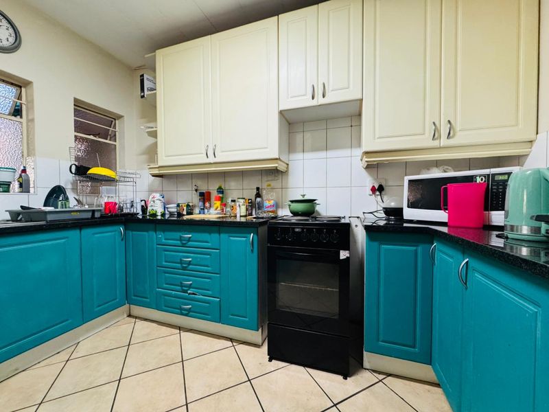 Charming Family Townhouse in Sinoville - Photo 3