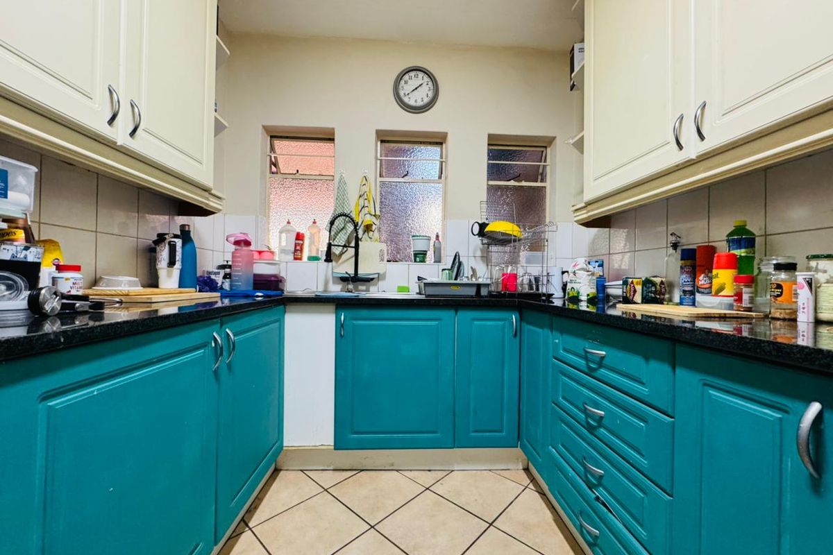 Charming Family Townhouse in Sinoville - Photo 2