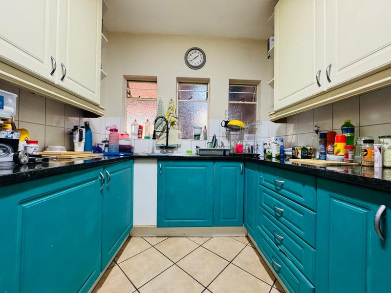 Charming Family Townhouse in Sinoville - Photo 2