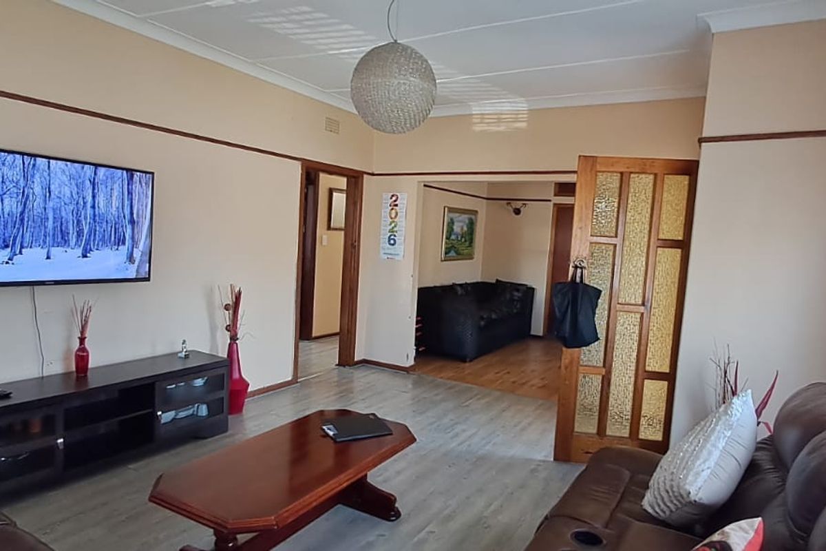 3 Bedroom House situated in Cambridge West with a pool and entertainment area - Photo 5