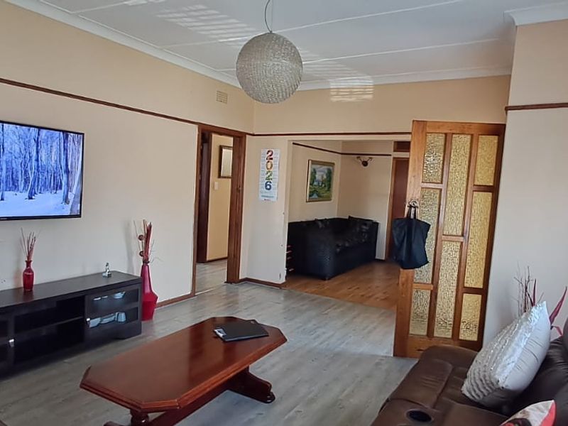 3 Bedroom House situated in Cambridge West with a pool and entertainment area - Photo 5