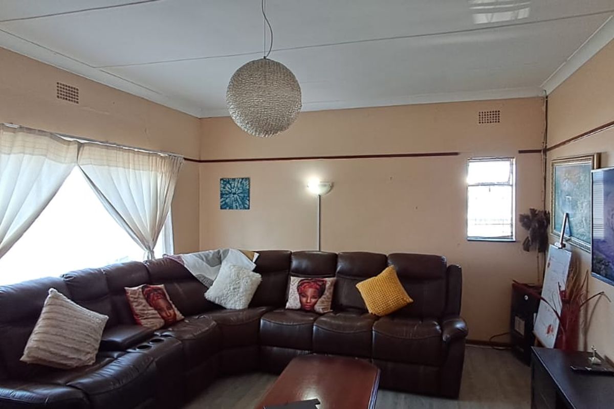 3 Bedroom House situated in Cambridge West with a pool and entertainment area - Photo 4