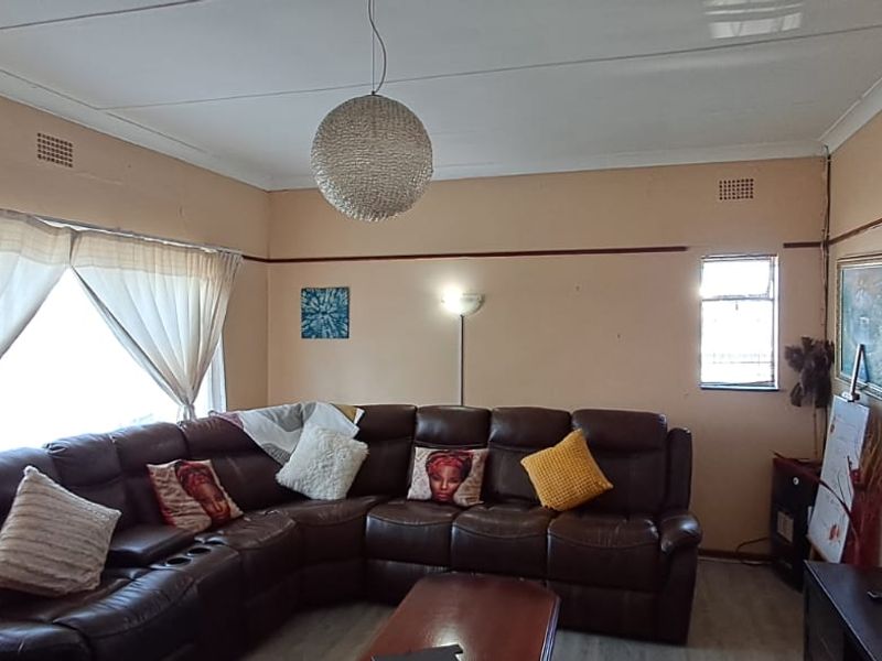 3 Bedroom House situated in Cambridge West with a pool and entertainment area - Photo 4