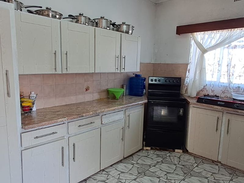 3 Bedroom House situated in Cambridge West with a pool and entertainment area - Photo 9