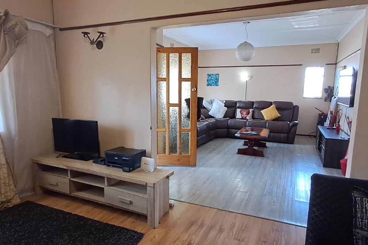 3 Bedroom House situated in Cambridge West with a pool and entertainment area - Photo 3