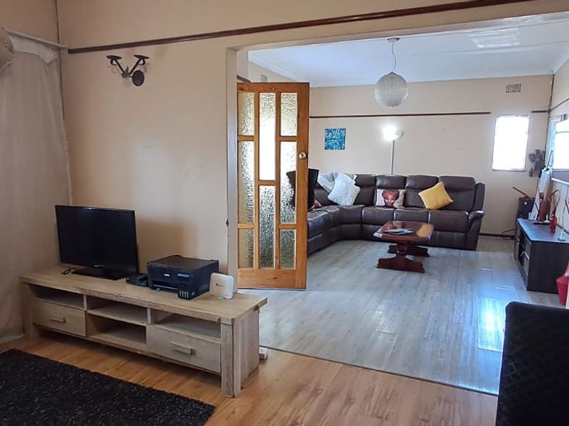 3 Bedroom House situated in Cambridge West with a pool and entertainment area - Photo 3