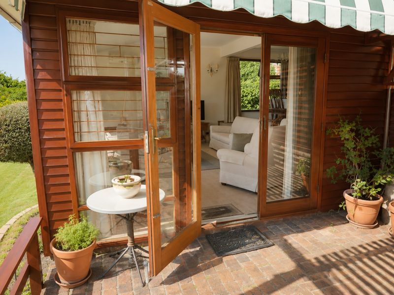 A Light-Filled Coastal Retreat - Photo 3
