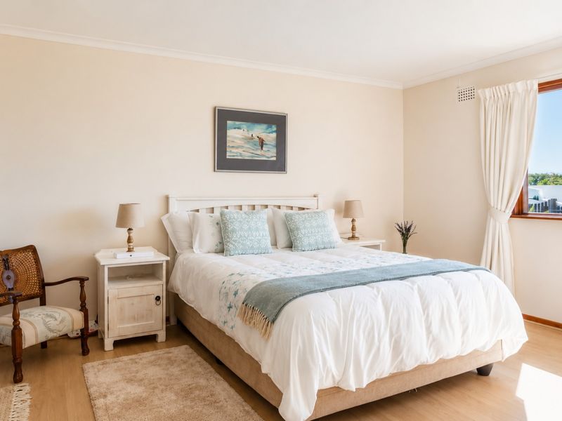 A Light-Filled Coastal Retreat - Photo 10