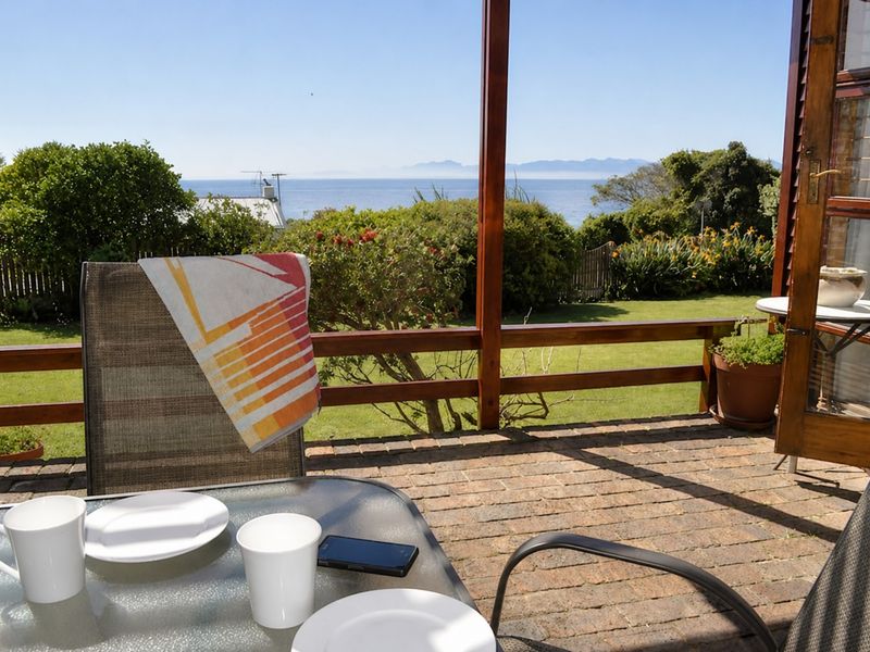 A Light-Filled Coastal Retreat - Photo 2
