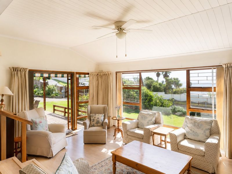 A Light-Filled Coastal Retreat - Photo 5