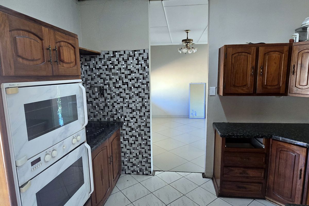 Parkville Auction – 4‐Bedroom Residence with Potential inc potential flat - Photo 5