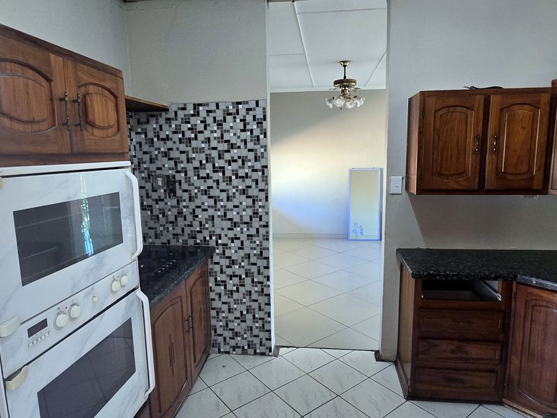 Parkville Auction – 4‐Bedroom Residence with Potential inc potential flat - Photo 5