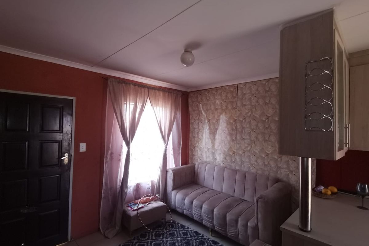 Charming 2-Bedroom Home in Savanna City – Your Dream Awaits! - Photo 2