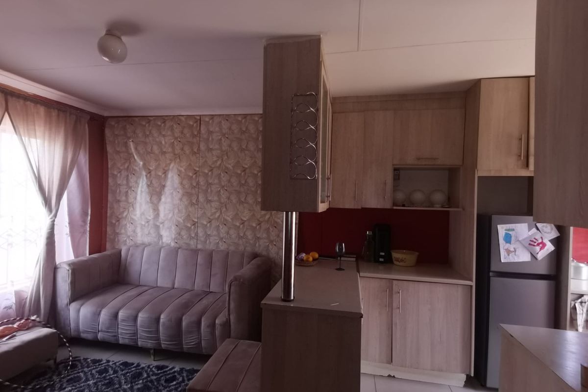 Charming 2-Bedroom Home in Savanna City – Your Dream Awaits! - Photo 3