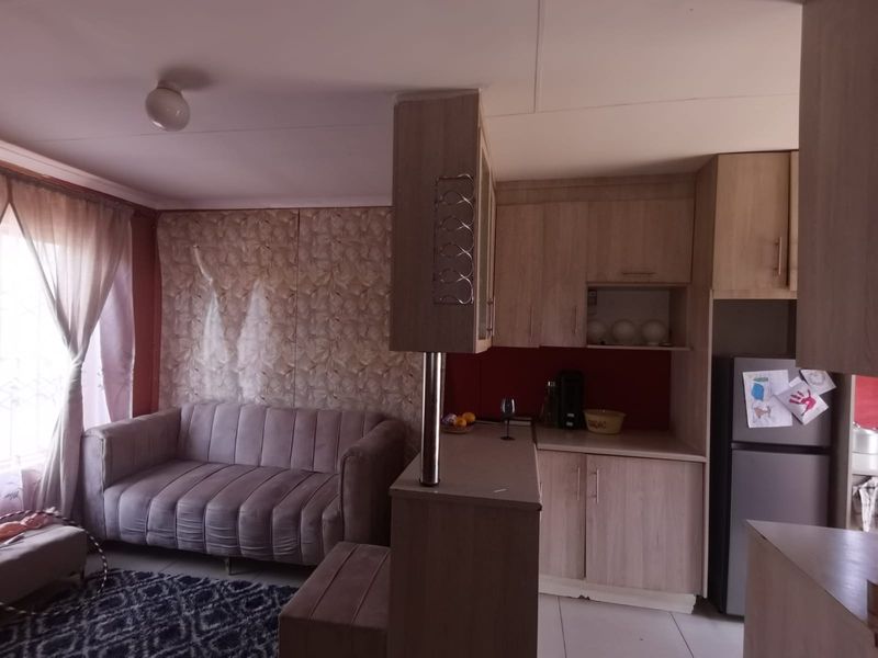 Charming 2-Bedroom Home in Savanna City – Your Dream Awaits! - Photo 3