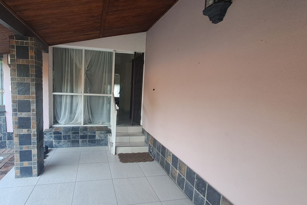 Wonderfully situated 4 bedroom home - Photo 2