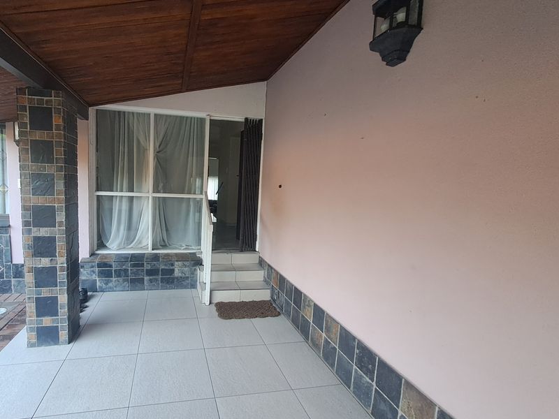 Wonderfully situated 4 bedroom home - Photo 2