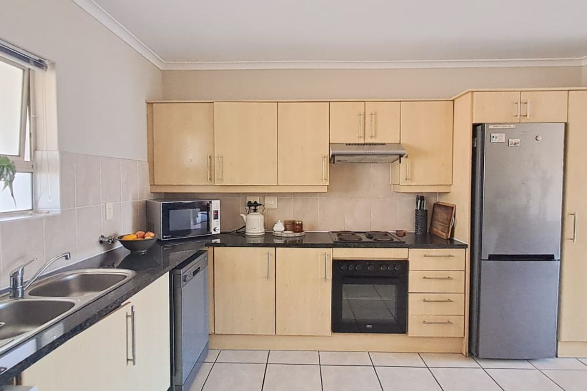 Modern 2-Bedroom Apartment in the Well-Sought-After Bougain Villas Estate ! - Photo 2