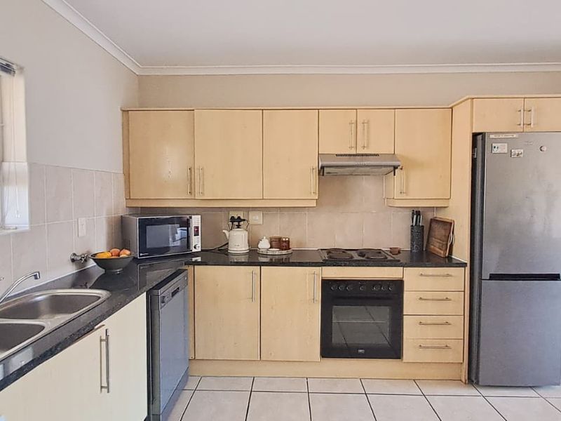 Modern 2-Bedroom Apartment in the Well-Sought-After Bougain Villas Estate ! - Photo 2