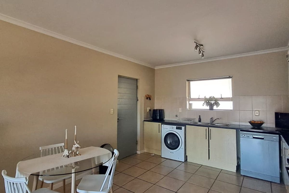 Modern 2-Bedroom Apartment in the Well-Sought-After Bougain Villas Estate ! - Photo 5