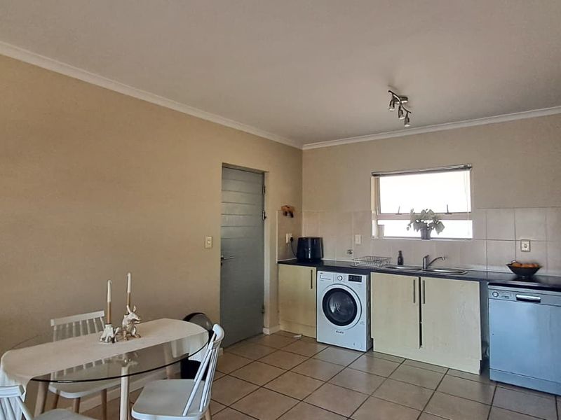 Modern 2-Bedroom Apartment in the Well-Sought-After Bougain Villas Estate ! - Photo 5