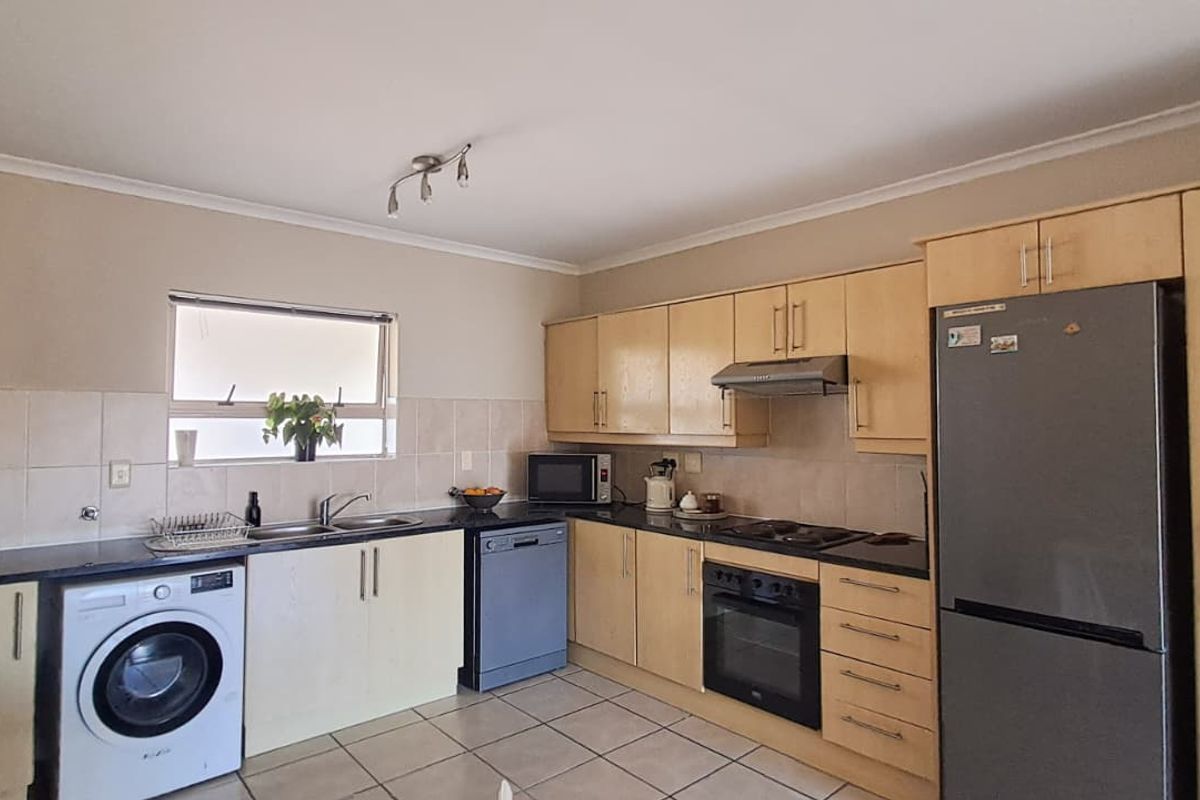 Modern 2-Bedroom Apartment in the Well-Sought-After Bougain Villas Estate ! - Photo 3