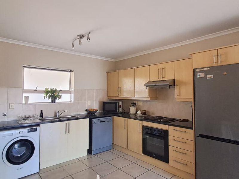 Modern 2-Bedroom Apartment in the Well-Sought-After Bougain Villas Estate ! - Photo 3