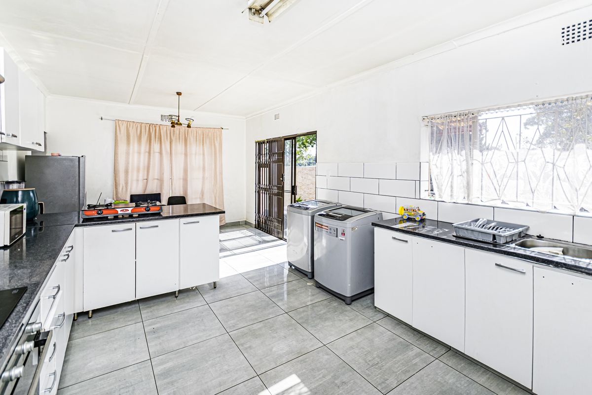 ELEGANT FAMILY HOME WITH A POOL IN BOSMONT - Photo 3