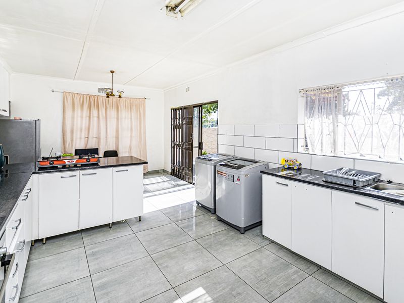 ELEGANT FAMILY HOME WITH A POOL IN BOSMONT - Photo 3