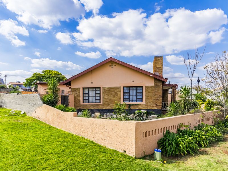ELEGANT FAMILY HOME WITH A POOL IN BOSMONT - Photo 1