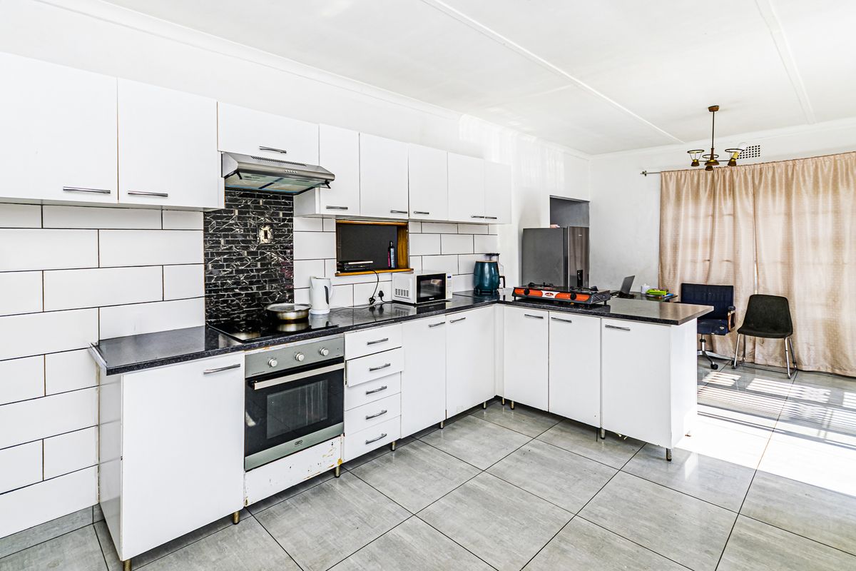 ELEGANT FAMILY HOME WITH A POOL IN BOSMONT - Photo 2