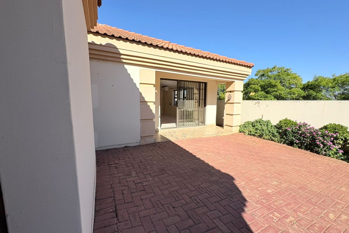 Exclusive Mandate – Elegant Townhouse Offering Comfort & Convenience - Photo 2