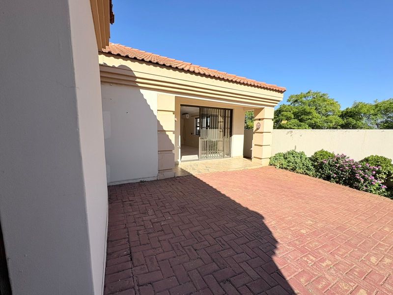 Exclusive Mandate – Elegant Townhouse Offering Comfort & Convenience - Photo 2