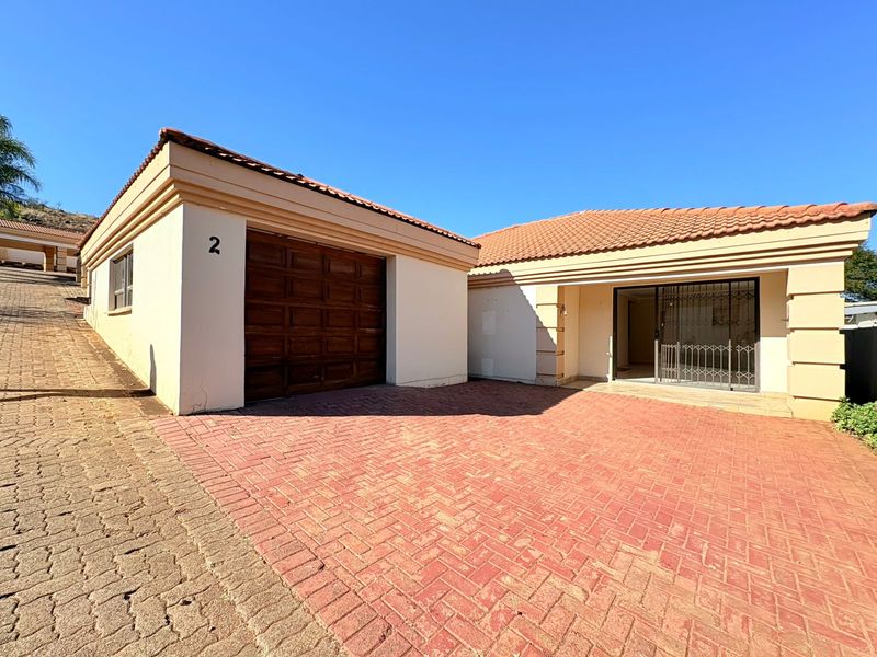 Exclusive Mandate – Elegant Townhouse Offering Comfort & Convenience - Photo 1