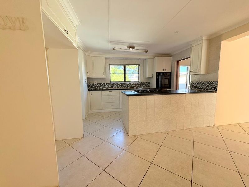 Exclusive Mandate – Elegant Townhouse Offering Comfort & Convenience - Photo 10