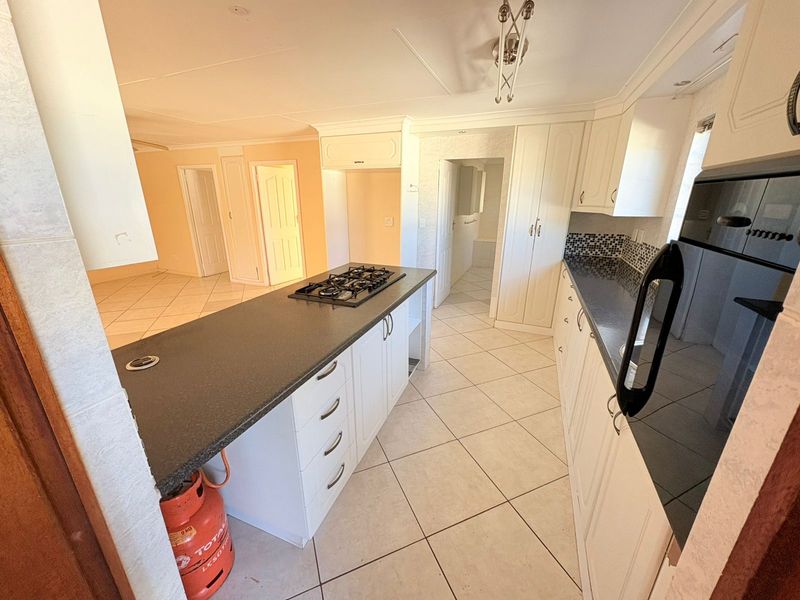 Exclusive Mandate – Elegant Townhouse Offering Comfort & Convenience - Photo 8
