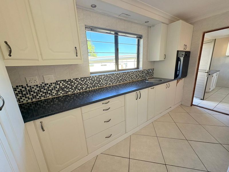 Exclusive Mandate – Elegant Townhouse Offering Comfort & Convenience - Photo 7