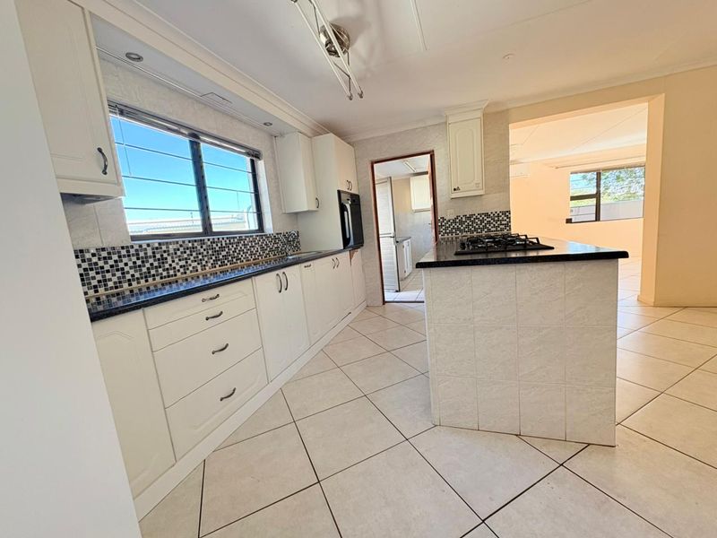 Exclusive Mandate – Elegant Townhouse Offering Comfort & Convenience - Photo 6