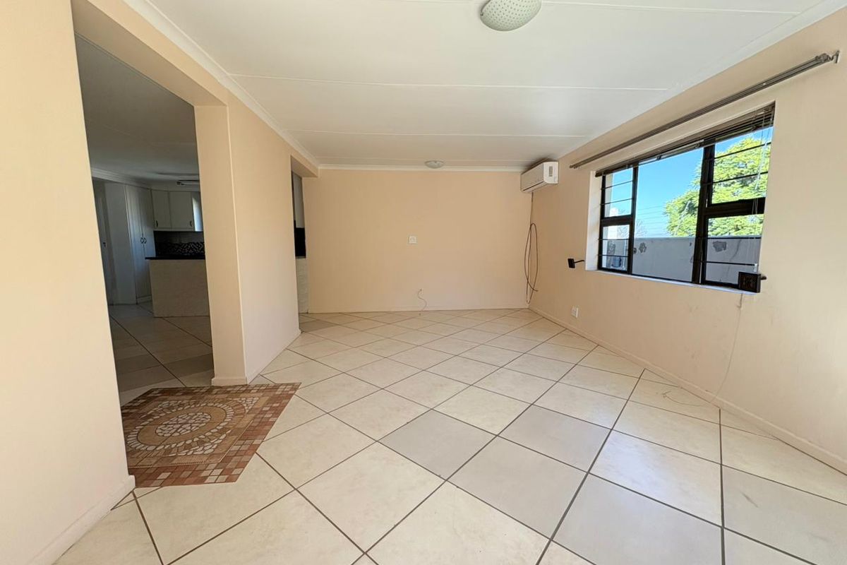 Exclusive Mandate – Elegant Townhouse Offering Comfort & Convenience - Photo 3