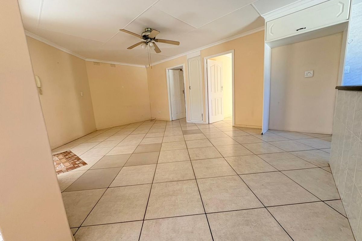 Exclusive Mandate – Elegant Townhouse Offering Comfort & Convenience - Photo 4