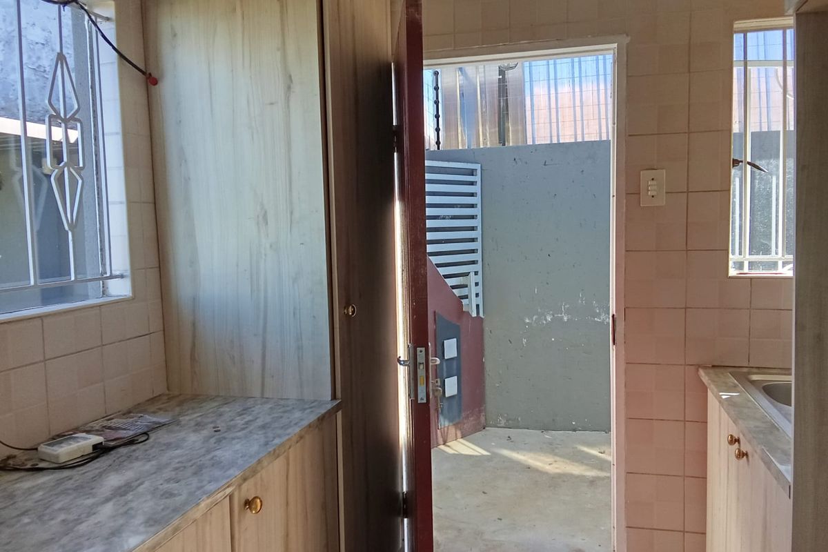 2 Bedroom for sale in Naturena ext 19 - Photo 4