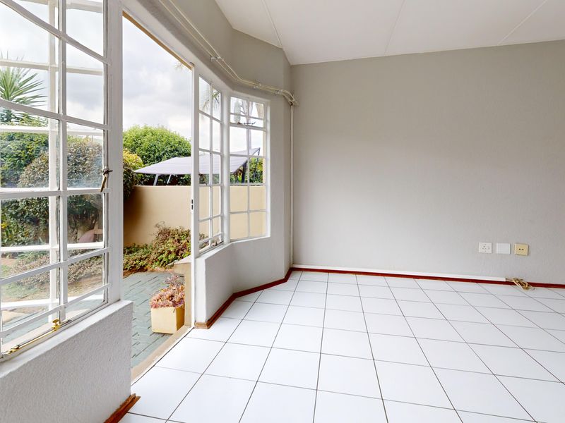Sunny Ground Floor Gem In Secure Estate - Photo 4